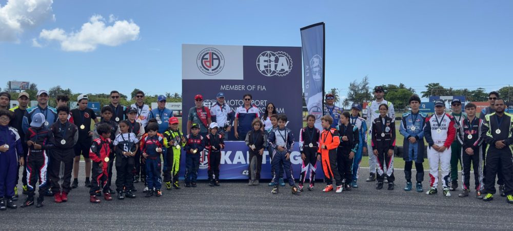 Acto protocolar donde se le entregaron medallas de participacion a todos los pilotos que compitieron en el autodromo las americas.