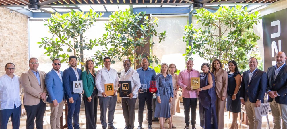 Foto principal- Reconocidos junto a los ejecutivos de Reid & Compañía